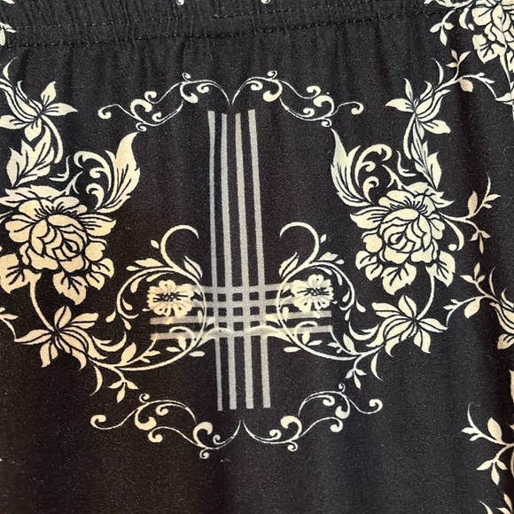 ➕💰BOGO FREE Ladies’ Patterned CropSuper Soft Leggings - Picture 4 of 5